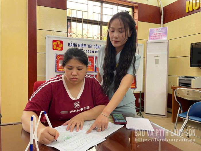 Cán bộ Trung tâm Phục vụ hành chính công phường Đông Kinh hướng dẫn công dân làm hồ sơ thủ tục hành chính lĩnh vực chứng thực