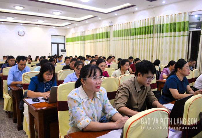 Học viên theo dõi các nội dung được truyền đạt tại lớp bồi dưỡng