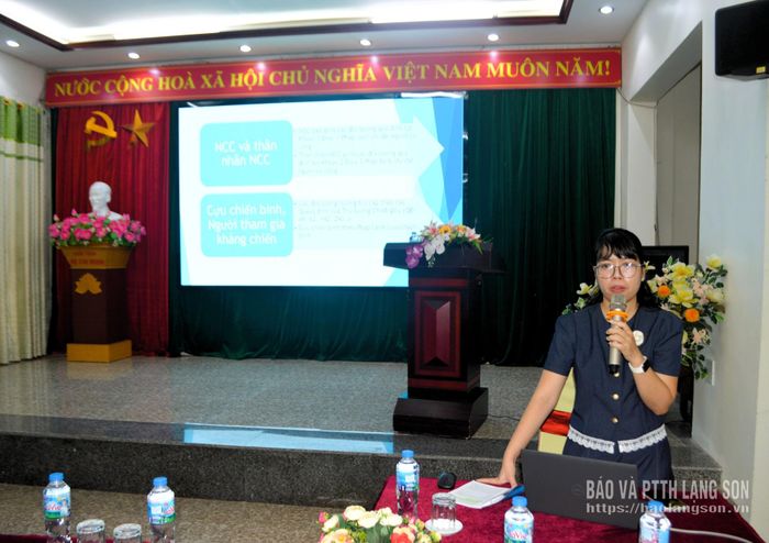 Báo cáo viên Sở Nội vụ truyền đạt nội dung bồi dưỡng cho các học viên
