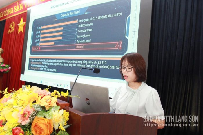 Cán bộ Sở Khoa học và Công nghệ phổ biến các quy định của pháp luật trong hoạt động kinh doanh xăng dầu