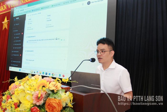 Chuyên viên Sở Khoa học và Công nghệ hướng dẫn cách sử dụng phần mềm Hệ thống quản lý văn bản cho các doanh nghiệp