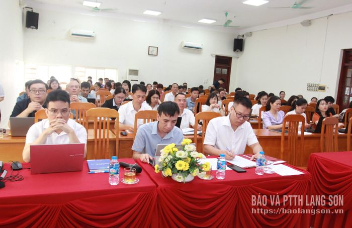 Các đại biểu tham gia hội nghị