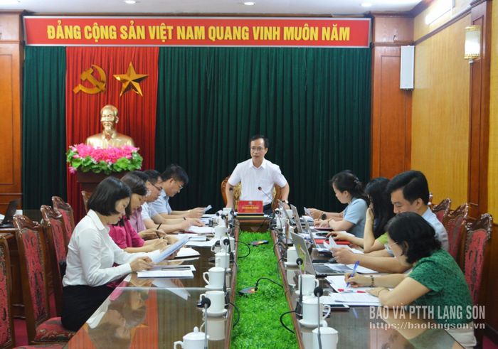 Lãnh đạo Ban Pháp chế HĐND tỉnh phát biểu kết luận cuộc họp thẩm tra
