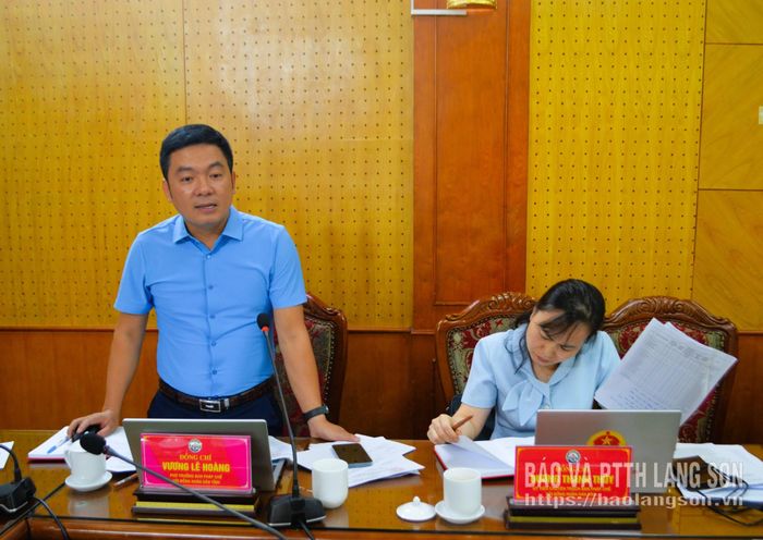 Lãnh đạo Ban Pháp chế HĐND tỉnh phát biểu ý kiến tại cuộc họp