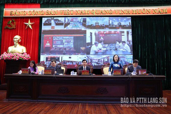 Đồng chí Đoàn Thị Hậu, Phó Bí thư Thường trực Tỉnh ủy, Chủ tịch HĐND tỉnh điều hành thảo luận tại hội nghị