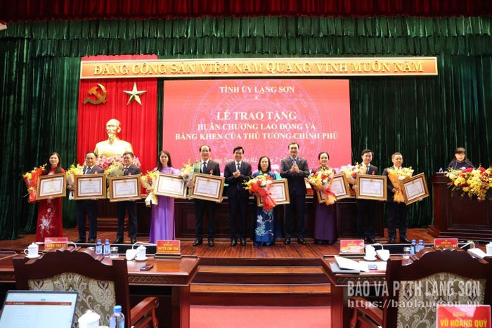 Thừa ủy quyền, đồng chí Bí thư Tỉnh ủy và đồng chí Chủ tịch UBND tỉnh trao Huân chương Lao động và bằng khen cho các cá nhân tiêu biểu
