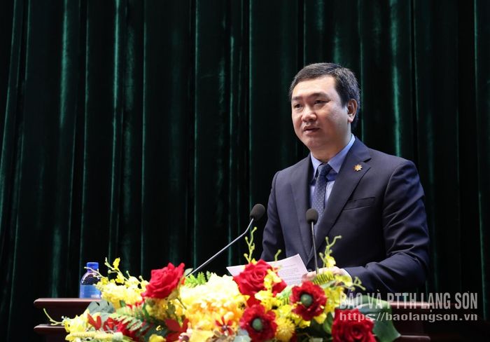 Đồng chí Nguyễn Cảnh Toàn, Phó Bí thư Tỉnh ủy, Chủ tịch UBND tỉnh trình bày báo cáo tình hình kết quả công tác quý II và 6 tháng đầu năm, phương hướng nhiệm vụ trọng tâm quý III