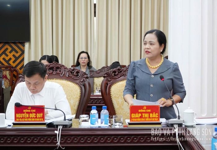 Đồng chí Giáp Thị Bắc, Ủy viên Ban Thường vụ Tỉnh ủy, Trưởng Ban Tổ chức Tỉnh ủy phát biểu tại hội nghị