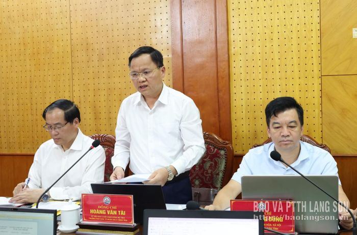 Lãnh đạo Ban Kinh tế - Ngân sách HĐND tỉnh báo cáo các nội dung trình tại phiên họp