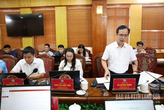 Lãnh đạo Ban Pháp chế HĐND tỉnh báo cáo nội dung trình tại phiên họp
