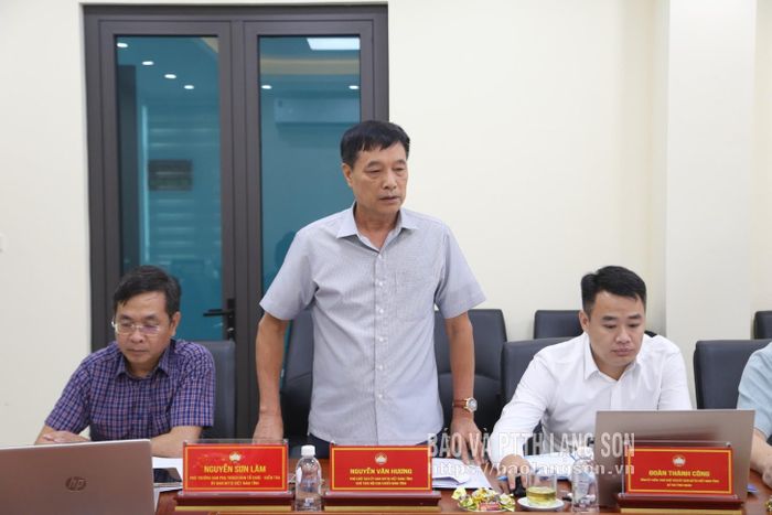 Đại biểu là thành viên Ban Thường trực Ủy ban MTTQ Việt Nam tỉnh trao đổi thảo luận tại cuộc họp
