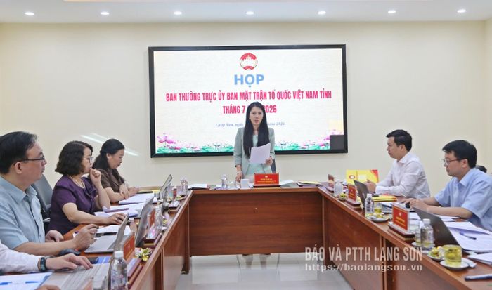 Đồng chí Phó Bí thư Tỉnh ủy, Trưởng Đoàn đại biểu Quốc hội tỉnh, Chủ tịch Ủy ban MTTQ Việt Nam tỉnh phát biểu kết luận cuộc họp