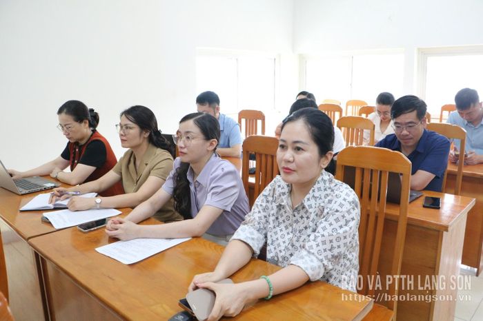Các đại biểu theo dõi báo cáo kết quả công tác tuyên giáo dân vận 6 tháng đầu năm 2026
