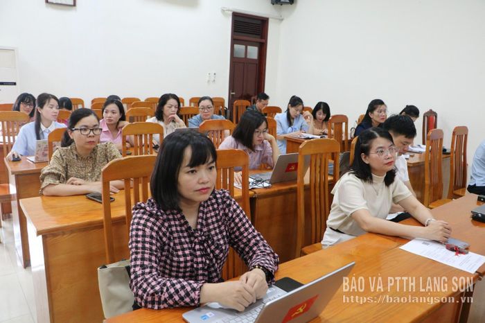Các đại biểu lắng nghe đồng chí Trưởng Ban Tuyên giáo và Dân vận Trung ương phát biểu kết luận hội nghị