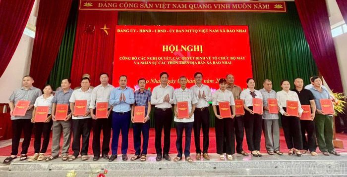 Lãnh đạo xã trao các quyết định cho các bí thư chi bộ.