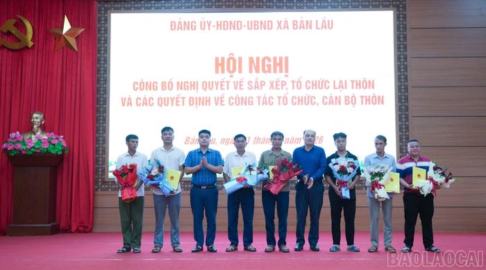 Trao quyết định cho các trưởng thôn lâm thời.