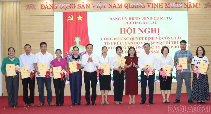 Lãnh đạo phường trao quyết định chỉ định 11 tổ trưởng tổ dân phố lâm thời.
