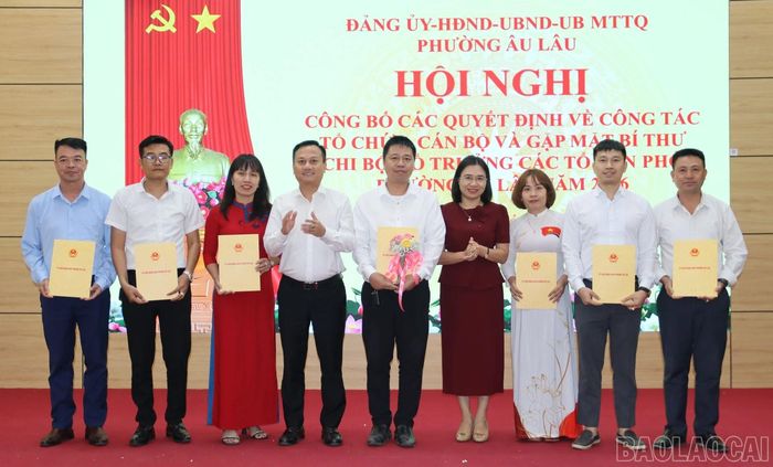 Lãnh đạo phường trao quyết định thành lập Phòng Kinh tế và Hạ tầng.