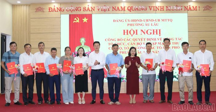 Lãnh đạo phường trao quyết định thành lập 11 chi bộ tổ dân phố.