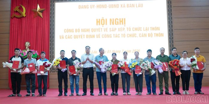 Lãnh đạo xã trao các quyết định cho các bí thư chi bộ.