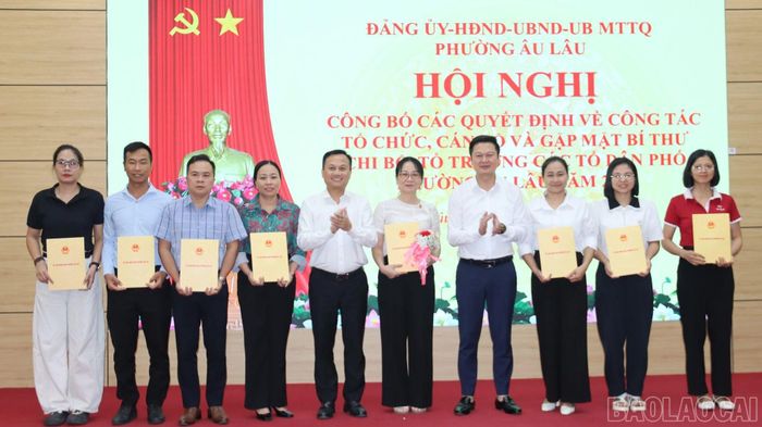  Lãnh đạo phường trao quyết định thành lập Phòng Nông nghiệp và Môi trường. 