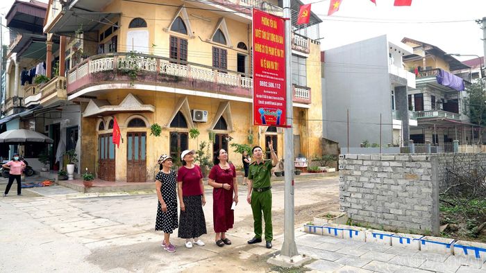 Công an phường Yên Bái tuyên truyền số điện thoại đường dây nóng và địa chỉ hòm thư điện tử tiếp nhận thông tin tố giác tội phạm, tệ nạn ma túy 24/24h.