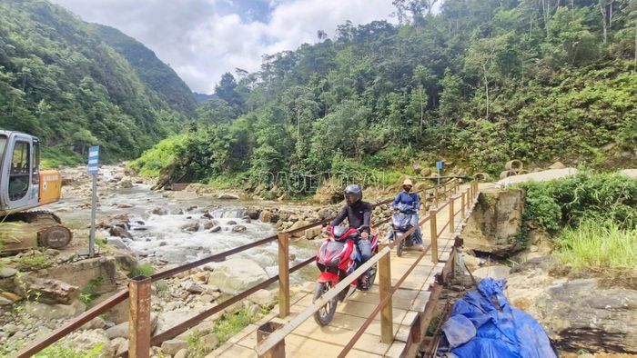 Cầu tạm Sim San chỉ đủ rộng để 1 xe máy đi qua, nên người dân hai bên phải đợi nhau mới có thể qua cầu.
