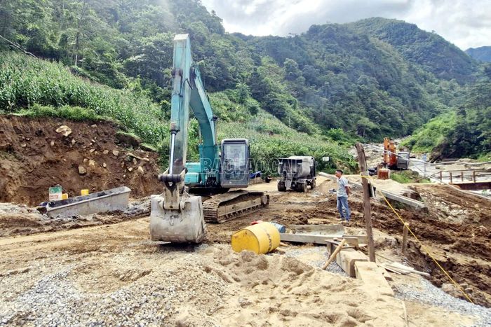 Đơn vị thi công đang đẩy nhanh tiến độ để hoàn thành cầu Sim San vào tháng 10 năm nay.