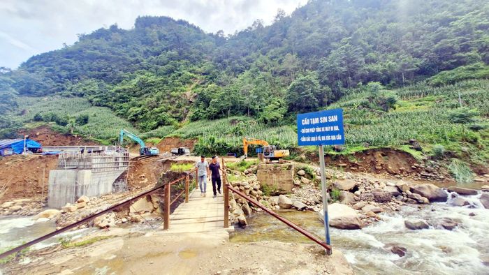 Cầu Sim San có vai trò quan trọng vì nằm trên tuyến đường độc đạo từ trung tâm xã Y Tý vào 3 thôn Sim San 1, Sim San 2, Hồng Ngài.
