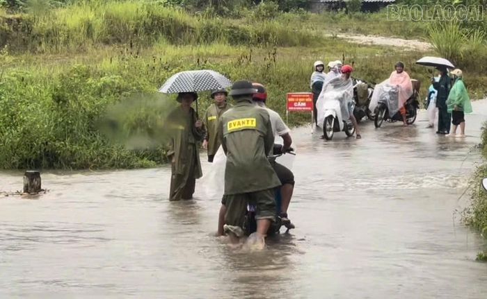 Công an xã Lâm Thượng hỗ trợ Nhân dân di chuyển an toàn qua khu vực ngập úng.