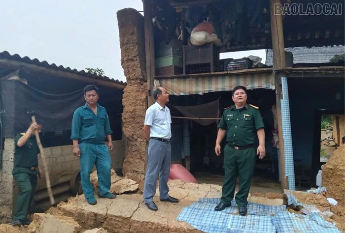 Các lực lượng xã Sín Chéng hỗ trợ gia đình bà Lèng Thị Tỉnh.