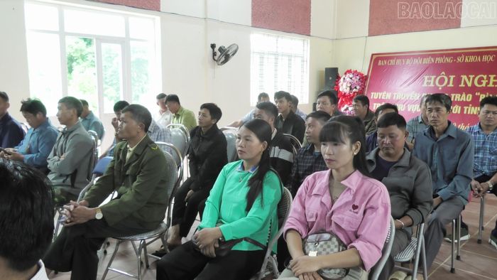Người dân chăm chú lắng nghe buổi tuyên truyền.