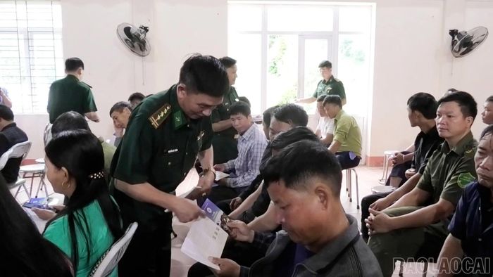 Bộ đội Biên phòng phát tờ rơi tuyên truyền cho người dân.
