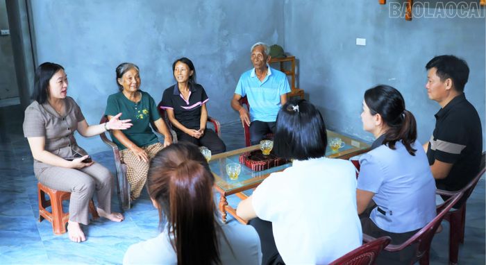 Lãnh đạo xã Lục Yên đến thăm và động viên gia đình chị Trần Thị Nhung.