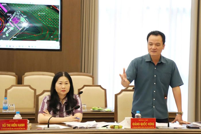 Đồng chí Giàng Quốc Hưng - Ủy viên Ban Thường vụ Tỉnh ủy, Phó Chủ tịch UBND tỉnh phát biểu tại cuộc họp.