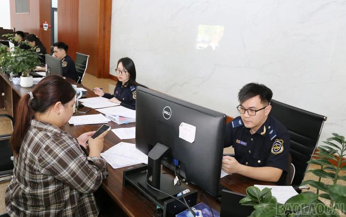 Việc kiểm tra, giám sát tại Cửa khẩu Quốc tế Lào Cai được tăng cường, góp phần tạo thuận lợi cho hoạt động xuất nhập khẩu và bảo đảm môi trường kinh doanh lành mạnh.
