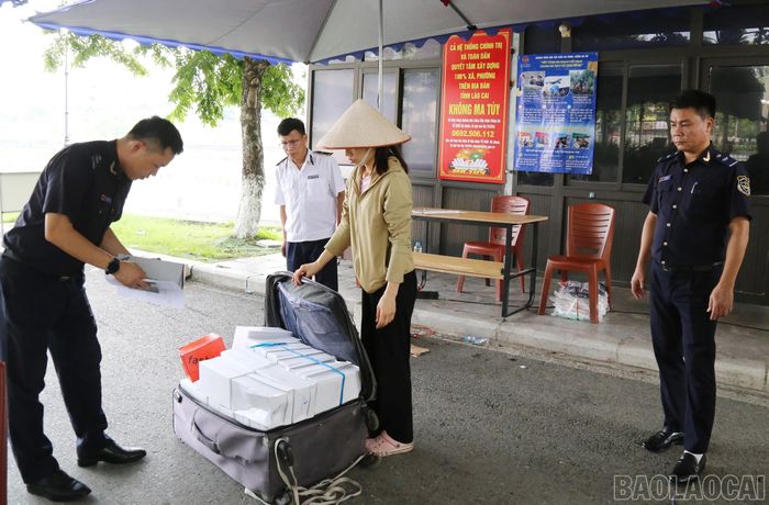 Lực lượng Hải quan Cửa khẩu quốc tế Lào Cai tăng cường kiểm tra, giám sát hàng hóa xuất nhập khẩu nhằm ngăn chặn buôn lậu và gian lận thương mại.