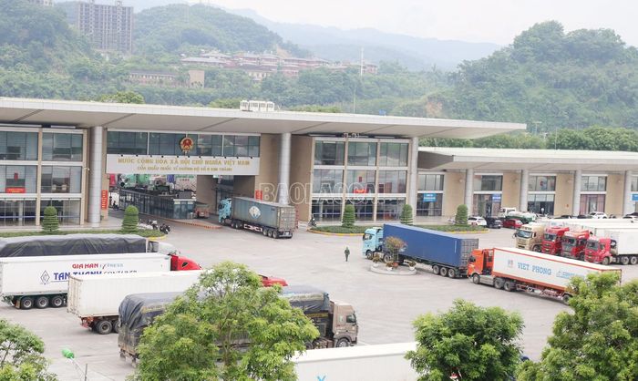 Hoạt động xuất nhập khẩu hàng hóa diễn ra sôi động tại Cửa khẩu Quốc tế đường bộ số II Kim Thành.