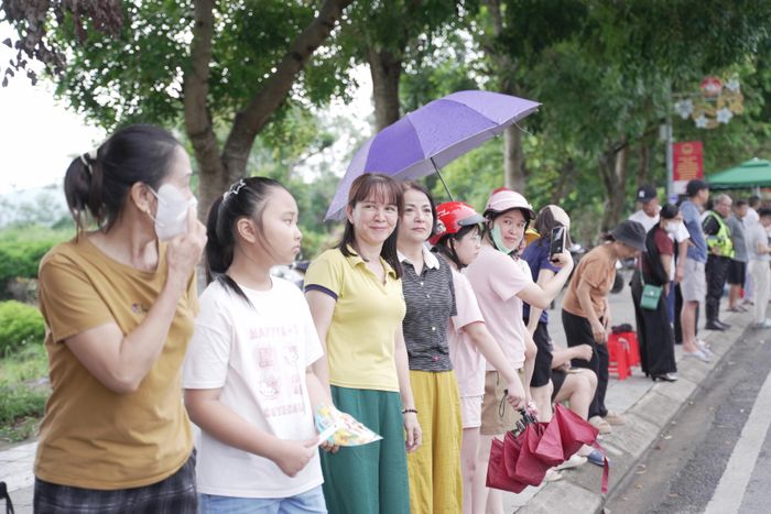 Người dân cổ vũ nhiệt tình, tiếp thêm động lực cho các vận động viên trên đường đua.