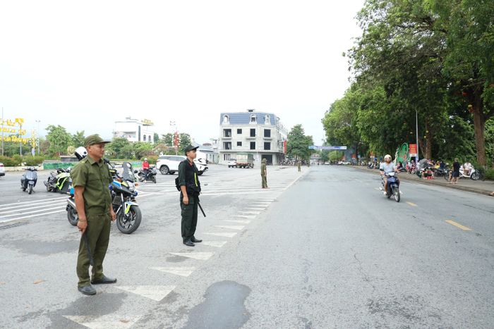 Lực lượng chức năng bảo đảm an toàn giao thông trên toàn tuyến đua.