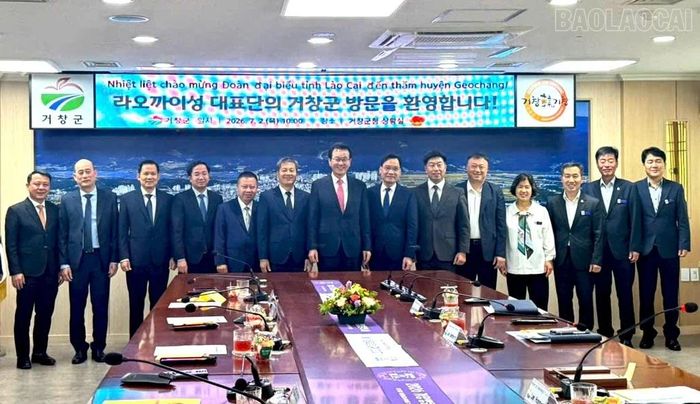 Đoàn công tác tỉnh Lào Cai chụp ảnh lưu niệm cùng lãnh đạo huyện Geochang (Hàn Quốc).