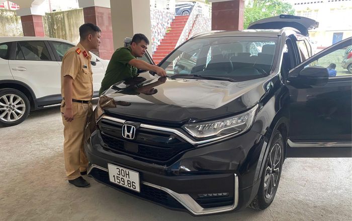 Lực lượng chức năng khám nghiệm phương tiện gây tai nạn.
