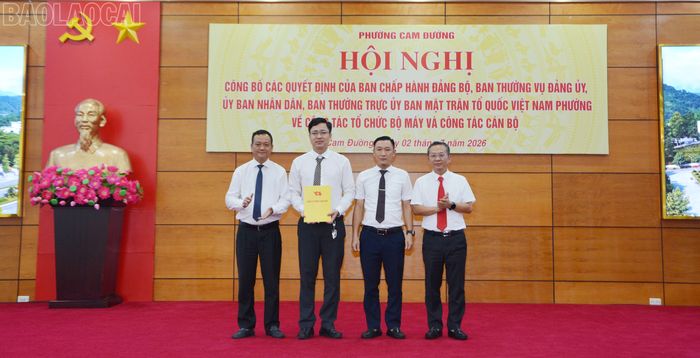 Đảng ủy phường Cam Đường công bố quyết định tiếp nhận Chi bộ cơ sở Văn phòng Đăng ký đất đai khu vực Lào Cai - Cam Đường và 15 đảng viên về trực thuộc Đảng ủy phường.