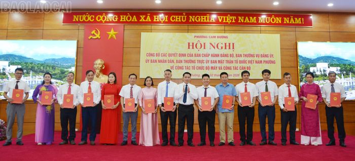 Trao quyết định đối với các chi bộ, tổ dân phố.