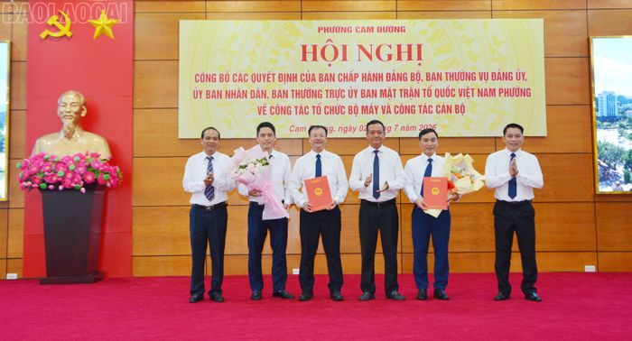 Lãnh đạo phường Cam Đường trao quyết định thành lập Phòng Kinh tế - Hạ tầng và Phòng Nông nghiệp - Môi trường.