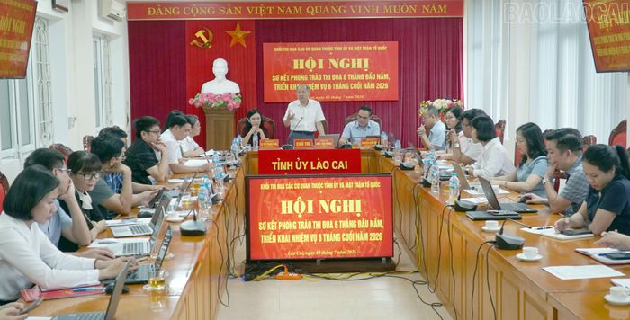 Đồng chí Hứa Tân Hưng - Ủy viên Ban Chấp hành Đảng ủy Các cơ quan Đảng tỉnh, Hiệu trưởng Trường Chính trị tỉnh, Trưởng Khối thi đua phát biểu kết luận hội nghị.