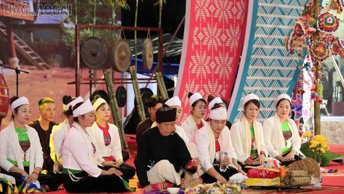 Nhà văn hóa, hội trường thôn không chỉ là nơi hội họp mà còn là địa điểm tổ chức các sự kiện văn hóa ở cơ sở.