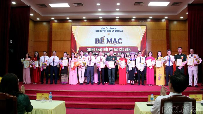 Ban Tổ chức trao giải Khuyến khích cho các thí sinh.