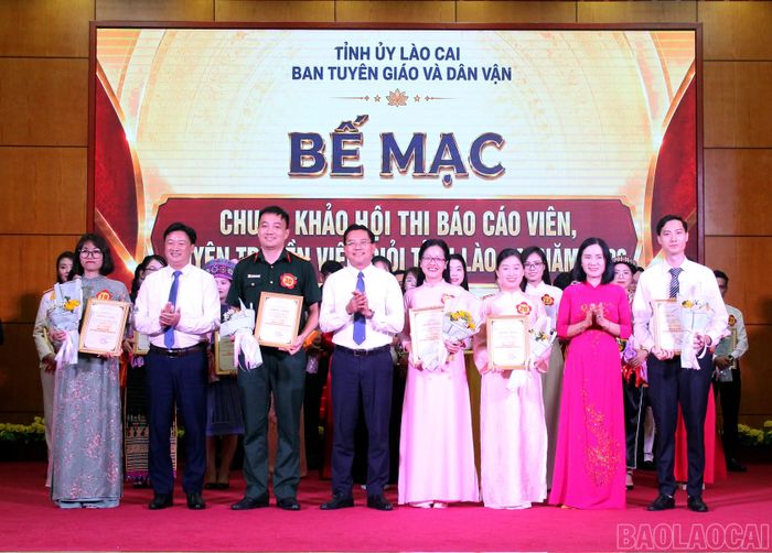 Ban Tổ chức trao giải Ba cho các thí sinh.