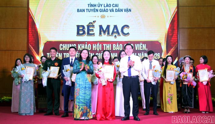 Đồng chí Giàng Thị Dung - Phó Bí thư Tỉnh ủy, Trưởng Đoàn đại biểu Quốc hội tỉnh và đồng chí Dương Đức Huy - Ủy viên Ban Thường vụ, Trưởng Ban Tuyên giáo và Dân vận Tỉnh ủy, Trưởng Ban Tổ chức Hội thi trao giải Nhất cho thí sinh Đinh Thị Hồng Vân.